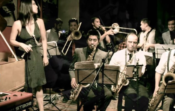 Manda Carallo show – Santiago Downbeat